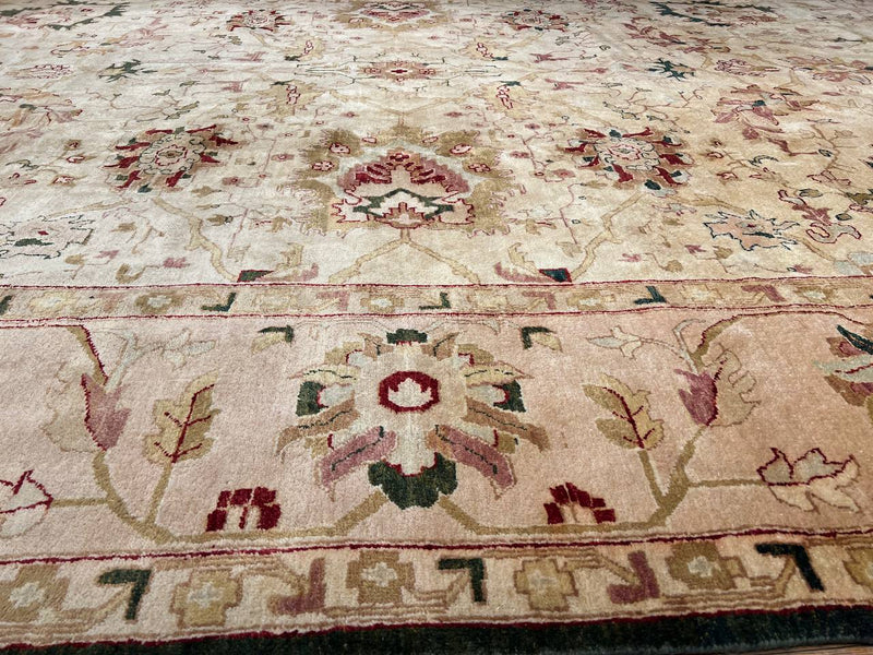 Fine Hand Knotted Agra rug 12' X 17''